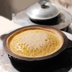 Berkumpul bersama keluarga memang paling menyenangkan sambil menikmati jajanan. Apalagi jajanan dengan rasa manis yang dibuat sendiri agar terjamin kebersihan dan keamanannya. Salah satu jajanan yang disukai adalah martabak. Tak perlu pergi jauh-jauh untuk membelinya, kamu bisa membuat martabak manis ala kamu sendiri di rumah dengan berbagai pilihan wajan atau cetakan martabak berikut ini.