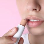 Apa yang Anda cari dalam sebuah lip balm? Kebutuhan akan kelembapan, warna yang indah, dan hasil akhir yang sempurna, semuanya bisa Anda dapatkan dengan lip balm berwarna terbaik. Dengan formula khusus yang dirancang untuk memberikan kelembapan tahan lama dan nuansa warna yang memikat, lip balm ini adalah pilihan terbaik untuk menjaga bibir Anda tetap sehat dan menawan.