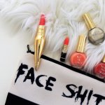 Sering kerepotan membawa produk make up dan kosmetik saat bepergian? Sepertinya kamu butuh tas make up berukuran mungil yang praktis dan mudah dibawa-bawa. Tas atau pouch kosmetik akan menyimpan produk dan peralatan make up kamu dengan rapi tanpa tercampur dengan barang lain di dalam tas.