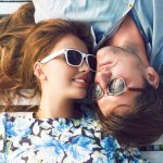 Tampil Serasi Bersama Pasangan? Cobalah 10 Padu Padan Baju Couple Ala Pasangan Selebriti Ini, Pasti Tampilan Makin Keren 