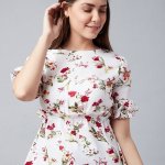 Floral prints are the go-to style if you are looking for elegance and subtlety. They are exquisite and can easily transform a formal look to a casual. Here are some beautiful creations that has to have a place in your wardrobe. Our fashion experts also added a few tips to help you rock the look with confidence. 