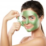 Masker peel off cocok digunakan untuk semua jenis kulit. Kamu hanya harus pandai saja memilih mana yang sesuai untuk kulitmu agar bisa menutrisi kulit dengan lebih baik. Nah, simak tips memilihnya dari kami dan juga rekomendasi produk terbaik yang bisa kamu gunakan untuk merawat kulitmu!