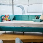 Selain fungsinya yang multifungsi, sofa bed minimalis juga dapat menambah nilai estetika pada ruangan. Dengan desain yang simpel, modern, dan elegan, sofa bed minimalis dapat mempercantik tampilan ruangan dengan estetika yang simpel dan elegan.