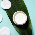 Toner pad merupakan produk skincare dari Korea Selatan yang belakangan banyak diminati. Toner yang diinfus ke kapas ini akan memudahkan kita untuk mengaplikasikannya kapan saja kita butuhkan. Produknya praktis dan banyak kelebihannya. Nah, kalau tertarik mencobanya, cek rekomendasi terbaiknya dari kami!