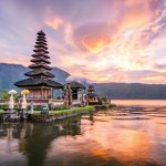 Bali adalah destinasi wisata favorit bagi wisata lokal dan dunia. Bahkan, nama Bali begitu tersohor di mancanegara sehingga tak jarang jika turis asing lebih tahu tentang Bali daripada negara Indonesia. Bukan hal yang aneh karena Bali memiliki banyak sekali destinasi wisata alam yang indah dan menarik. 