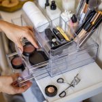 Tata produk kosmetik dan skincare dengan rapi dan terorganisir menggunakan salah satu rekomendasi kotak kosmetik aesthetic yang bisa kamu dapatkan dengan mudah.
