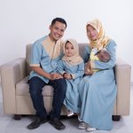 Punya baju kembaran dengan keluarga adalah hal yang wajib. Baju kembaran ini bisa dipakai untuk foto keluarga atau menghadiri acara-acara resmi. Simak inspirasi baju keluarga para artis dari BP-Guide berikut ini. Wajib kamu tiru, lho!