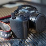 Kamera mirrorless memang jadi tren belakangan ini. Produk yang satu ini ukurannya mini sehingga mudah dibawa kemana saja. Yuk, miliki kamera mirrorless sendiri! Intip tips memilih kamera mirrorless dari kami supaya kamu tak salah beli!