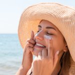 Kulit berminyak kadang sulit diberi produk perwatan kulit. Yuk, cek sunscreen yang cocok untuk kulit berminyak!