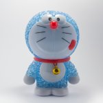 Doraemon ialah tokoh kartun yang sangat ikonik apalagi bagi mereka yang lahir di tahun 90-an di mana seri animasi Jepang ini sangat populer. Sampai sekarang pun penggemar Doraemon sangatlah banyak dan tidak sedikit dari mereka yang jadi hobi mengoleksi pernak-pernik Doraemon seperti boneka Doraemon. Gemes ya! Buat kamu yang nge-fan banget sama Doraemon, kamu harus punya boneka Doraemon yang ada di daftar BP-Guide, nih.