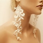 Salah satu perhiasan yang tak luput dari incaran wanita adalah anting-anting. Ragam bentuk dan material yang terus berkembang, membuat fashion item satu ini jadi andalan bagi wanita yang ingin tampil menawan dalam tiap kesempatan. Model anting-anting pada tahun 2023 pun mengalami pembaruan tren. Sebaiknya Anda tahu desain anting-anting yang sedang hits agar tampil lebih percaya diri.