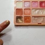 Eyeshadow glitter cocok digunakan untuk kamu yang ingin tampil cantik, dramatis, dan memukau dalam berbagai kesempatan. Dengan trik khusus, eyeshadow glitter bisa digunakan untuk kegiatan harian untuk riasan yang lebih menawan. Yuk, simak beberapa rekomendasi eyeshadow glitter terbaik pilihan BP-Guide!