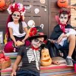 Halloween là lễ hội truyền thống được tổ chức vào 31 tháng 10 hàng năm. Đây là ngày mà rất nhiều trẻ em trên thế giới mong đợi, trong ngày này các bé được hóa trang, tham gia các hoạt động của lễ hội, được tặng quà và bánh kẹo. Halloween đang đến gần, vậy bạn đã chuẩn bị quà gì cho bé yêu của mình chưa? Hãy tham khảo ngay danh sách top 10 món quà ấn tượng Halloween cho bé (năm 2020), cùng với gợi ý một số trò chơi vui bổ ích dành cho bé và các bạn dưới đây nhé.