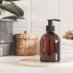 Mendapatkan rambut smoothing yang lembut dan berkilau membutuhkan perawatan yang tepat, dan salah satu langkah penting adalah memilih shampoo dan conditioner yang sesuai. Berikut beberapa hal yang perlu diperhatikan dalam memilih shampoo dan conditioner yang efektif untuk mencapai rambut smoothing yang Anda inginkan.