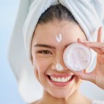 Moisturizer wajah yang berkualitas menawarkan hidrasi intensif dan nutrisi yang diperlukan oleh kulit Anda. Dengan formula yang ringan, cepat meresap, dan kaya akan bahan-bahan yang baik, moisturizer wajah akan memberikan manfaat yang luar biasa pada tekstur, kelembutan, dan penampilan kulit Anda.