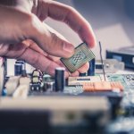 Keberadaan prosesor sangat penting dalam perangkat komputer. Memilih CPU tentu perlu memperhatikan kualitas prosesor. Prosesor intel bisa jadi rekomendasi untuk perangkat komputer Anda. Hal ini karena Intel menjadi produsen prosesor mumpuni di Indonesia. Kelebihan dan jenisnya perlu Anda tahu untuk mendapatkan perangkat komputer yang mumpuni.