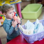 Siapa bilang boneka hanya boleh dimainkan oleh anak perempuan? Boneka juga dapat dimainkan oleh anak lelaki. Bahkan, sangat baik untuk merangsang perkembangan empati anak serta daya imajinasinya. Masih takut mengiznkan anak lelaki Anda bermain boneka? Tak perlu khawatir! BP-Guide punya rekomendasi aneka boneka yang pantas dimainkan oleh anak lelaki. Yuk disimak!