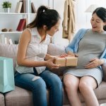 Mengalami momen ulang tahun saat hamil menjadi keistimewaan tersendiri bagi para istri. Seperti ulang tahun pada umumnya, tentu wanita mengharapkan kado spesial dari orang tersayang. Bingung memilih kado yang cocok untuk istri yang tengah hamil? Ini dia 10 rekomendasinya yang bisa Anda pilih sebagai bukti kasih sayang.