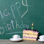 いつもは生徒を気にかける立場である先生にとって、教え子からの誕生日のお祝いは思いがけず嬉しいものです。こちらでは、先生に喜ばれるメッセージの作り方や、より伝わる方法などを解説します。様々なパターンに分けて、実際に使える文例もご紹介しますので、十分にチェックして良いメッセージを届けてくださいね。
