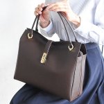 日本製のレディースバッグは、作りがしっかりしたジャパンクオリティの商品が揃っているため、目の肥えた女性にも人気があります。今回は、自社サイトの売上データなどをもとに、一生使える高品質な鞄を扱うおすすめのブランドを編集部が厳選し、ランキング形式で発表します。女性から支持されているブランドや、長く使えるレディースバッグの上手な選び方を参考に、自分にぴったりな一生ものの鞄を見つけてください。