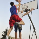 Sebagai olahraga yang banyak melakukan lari dan lompat, menggunakan kaos kaki yang tepat saat bermain bola basket menjadi sebuah keharusan. Berikut ini BP-Guide berikan sejumlah model kaos kaki basket terbaru yang direkomendasikan untuk kamu pakai.