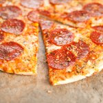 Pizza là một món ăn được rất nhiều người yêu thích nhờ vào sự đa dạng của nhân bánh, ăn vừa no vừa ngon. Nhưng chi phí dành cho một chiếc pizza thường khá cao nếu chỉ ăn một mình và thời gian chế biến cũng thường lâu. Do đó những chiếc pizza đông lạnh đã ra đời với mục đích giải quyết vấn đề chi phí và thời gian. Top 10 pizza đông lạnh ngon khó cưỡng giúp tiết kiệm thời gian chế biến (năm 2022), chắc chắn giúp bạn tìm ra hương vị pizza yêu thích của bản thân mình.