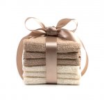 Hadiah berkesan tak perlu mahal. Anda bisa memilih handuk yang tentu memiliki daya guna bagi penerimanya. Terlebih, saat ini banyak handuk yang diproduksi dengan macam-macam warna bahkan motif. Tak cuma fungsional, tetapi juga cocok dijadikan sebagai hadiah yang berkesan.