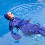 Muslimah bisa berenang dengan nyaman memakai baju renang yang tepat. Untuk itu, kamu wajib tahu baju renang yang pas dan cocok untukmu. Pilih baju renangmu dengan tips dari kami. Jangan lupa juga cek rekomendasi produknya, ya.