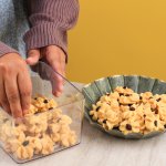 Manfaatkan waktu luang di rumah selama puasa untuk membuat kue atau jajanan. Anda bisa mengajak buah hati untuk membuatnya. Ada banyak manfaat untuk anak, loh. Simak penjelasannya di bawah, ya. Selain itu, cek juga resep jajanan Lebaran dari kami dan juga rekomendasi jajanan Lebaran yang bisa dibeli secara online!