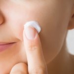 Skincare tentunya bukan hal yang baru bagi kita semua. Tidak hanya wanita, para pria pun bukan lagi kaum awam akan skincare. Karena ternyata merawat kulit merupakan bagian dari menjaga kesehatan, bukan semata-mata untuk penampilan estetik saja. Tetapi tahukah kamu, pelembab wajah merupakan salah satu produk esensial yang wajib kamu miliki. Sebagai variasi, kali ini kami merekomendasikan pelembab dengan formula lotion untuk tekstur yang lebih ringan dan daya serap tinggi. 