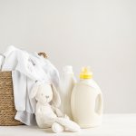  Deterjen untuk mencuci baju-baju bayi sebaiknya tidak disamakan dengan orang dewasa. Hal ini berkaitan dengan kulit bayi yang masih sensitif sehingga butuh deterjen yang formulanya khusus dan aman digunakan untuk mencuci baju bayi. Yuk, cek dulu merek-merek deterjen bayi yang bagus dan aman digunakan.