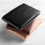 コルボの財布は、革の風合いを引き立てるシンプルなデザインが魅力です。この記事では、そのなかでもとくに人気のシリーズを、各アイテムの特徴やたくさんの人からの評判を集めるポイントとともにランキングに沿ってご紹介します。さらに、自分に合った財布の選び方も解説するので、ぜひお気に入りの財布を見つけてください。