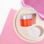 Memakai sleeping mask wajib masuk dalam rutinitas skincare kamu. Manfaatnya sangat banyak untuk pemakainya. Utamanya untuk kamu yang tinggal di area bersuhu dingin yang sering mengalami kehilangan kelembapan alami kulit. Yuk, simak tips memilih produk terbaik dan cek rekomendasinya untuk kamu! 