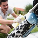 Kalau ingin motor selalu tampak seperti baru, ya jelas kamu harus rajin mencucinya. Eh, ternyata ada beberapa hal yang tidak boleh kamu lakukan kala mencuci motor loh. Penasaran kan? Baca artikel BP-Guide berikut ini dan ketahui juga rekomendasi alat cuci motornya ya!