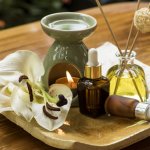 Minyak aromaterapi yang memiliki wewangian khas ternyata punya banyak manfaat termasuk membuat tidur jadi lebih nyenyak. Manfaat yang satu ini tentu bisa kamu coba jika kamu sulit tidur atau mengidap insomnia.