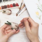 Needle felting hay tên tiếng Việt là len chọc - là một loại hình điêu khắc với dụng cụ đơn giản từ sợi len và kim gai. Len chọc hiện đang được rất nhiều bạn trẻ ưa chuộng bởi chúng không quá khó, lại vô cùng dễ ứng dụng để tạo ra những sản phẩm gần gũi, đáng yêu như đồ trang trí trong nhà, móc khóa, v.v... Trong bài viết này, hãy cùng Bp-guide "đu trend" để không bị bỏ lại trong thế giới len chọc nhé!