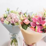 花束は、どんなシーンでもらっても嬉しいギフトです。今回は、webアンケート調査などを参考にして編集部が厳選した、1000円前後の花束を販売している人気ブランドをご紹介します。持ち運びやすいミニブーケやおしゃれな花束が勢揃いしており、1500円未満で手に入れられるものが多いです。おすすめ商品をチェックして、納得のいく花束を見つけてください！