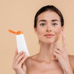 Kita membutuhkan sunscreen sebelum beraktivitas utamanya di pagi dan siang hari. Hal ini supaya kulit jadi lebih terlindung maksimal dari sinar UV. Nah, simak manfaat memakai sunscreen dan juga tips memilih sunscreen untuk kulit sensitif dari BP-Guide. Cek juga rekomendasi sunscreen kulit sensitif dari kami!