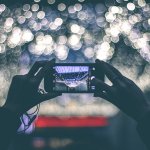 Di zaman serba media sosial, rasanya kita belum eksis jika belum mengabadikan aneka momen dalam keseharian. Untuk itu kamu butuh kamera yang bisa mudah dibawa kemana saja tanpa ribet. Pakai saja smartphone dengan teknologi kamera yang bagus. Intip rekomendasi dari kami yuk!