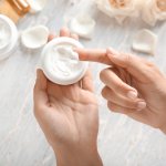 Agar kulit bebas masalah, maka kelembapan kulit wajib dijaga. Kamu bisa mengandalkan pemakaian moisturizer dalam hal ini. Pemakaian moisturizer yang tepat akan menjamin kesehatan kulit wjaah kamu. Selain itu, kulit jadi tampak awet muda dan mudah untuk dirias. Nah, intip moisturizer terbaik rekomendasi dari kami!