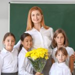 30 Rekomendasi Hadiah Unik dan Berkesan untuk Hari Guru Menurut Pakar Kado (2022)