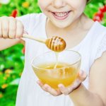 Untuk buah hati, kita ingin memberikan segala yang terbaik. Demi melengkapi nutrisi buah hati, kita juga tak jarang memberikannya multivitamin atau minuman yang bikin daya tahannya makin terjaga. Salah satunya adalah memberikan madu. Nah, cek aturan mengonsumsi madu untuk anak agar tidak salah kaprah. Cek juga manfaat mengonsumsi madu untuk anak-anak agar Anda tahu manfaat baiknya!