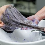 Rambut berwarna atau terpapar polusi dapat mengalami perubahan warna dan kekuningan yang tidak diinginkan. Namun, ada solusi yang efektif untuk menjaga keindahan rambut Anda. Mari temukan manfaat luar biasa dari silver shampo dan bagaimana Anda dapat menggunakannya dengan tepat.