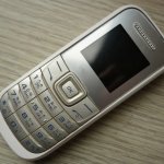 Adanya ponsel memudahkan kita melakukan komunikasi. Apalagi saat ini sudah banyak sekali smartphone yang dilengkapi dengan fitur canggih. Namun kecanggihan fitur yang beragam tak membuat ponsel berikut kehilangan eksistensinya. Bagi kamu yang hanya punya budget sedikit, masih bisa, kok, memiliki handphone ini.