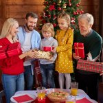Giáng Sinh là dịp để bạn về thăm gia đình, cùng quây quần trò chuyện, hỏi thăm mọi người. Những món quà trong dịp này sẽ giúp không khí trở nên vui vẻ hơn và thể hiện sự quan tâm của bạn dành cho mọi người. Nếu bạn chưa biết mua gì thì hãy tham khảo ngay 10 món quà Giáng Sinh cho gia đình và những người thân yêu ý nghĩa, ấm áp (năm 2021) qua bài viết dưới đây nhé!