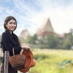 Indonesia dikenal memiliki alam yang cantik, budaya yang beragam, dan tanah yang kaya akan sumber bumi. Akan tetapi bukan hanya alamnya yang cantik, tapi wanita-wanita Indonesia sendiri juga memiliki kecantikan yang khas dan pastinya tak dimiliki oleh negara lain. Tanpa perlu mengikuti gaya kebarat-baratan atau negara lain, wanita Indonesia tetap bisa mencuri perhatian dengan tampil seperti wanita Indonesia sesungguhnya. Seperti yang akan BP-Guide paparkan kali ini, Anda bisa mengikutinya untuk tampil cantik memukau ala wanita Indonesia. 