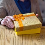 90代の女性が誕生日にもらって喜ぶ贈り物をお探しの方に、2023年最新のおすすめプレゼントランキングをご紹介します。杖やひざ掛けといった実用的なものもあれば、和菓子のような食べ物まで、年齢に配慮しつつも喜ばれるポイントを押さえた商品が揃っています。ぜひ誕生日プレゼント選びの参考にしてください。