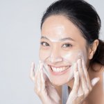 Jenis kulit wajah kering membutuhkan sabun wajah khusus yang memiliki kandungan pelembap. Seperti misalnya hyaluronic acid, ceramide, dan niacinamide. Untuk kamu pemilik kulit wajah kering yang sedang bingung mencari merk facial wash, ini dia rekomendasi facial wash untuk kulit kering khusus dari BP-Guide untuk kamu. Baca sampai habis ya!