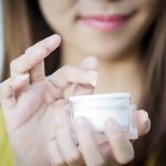 Bingung pilih brand kosmetik yang bisa melembabkan kulit? Kamu bisa lirik Pixy Cosmetics, ya. Deretan produknya selalu membuat kulit bisa lebih lembab dan juga lebih sehat. Segera cek kelebihan produk Pixy dan juga rekomendasi produk yang bisa melembabkan kulitmu!