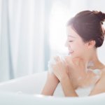 Trên thị trường hiện nay có nhiều phương pháp giúp làm trắng sáng da, như là đến các spa, thẩm mỹ viện hoặc là dùng kem dưỡng trắng da. Trong số đó, tắm trắng đông y nổi lên như một phương thức làm trắng da hiệu quả và an toàn. Vậy nên, mời bạn hãy cùng Bp-guide tìm hiểu 10 loại tắm trắng đông y hiệu quả, an toàn giúp chị em lấy lại sự tự tin để luôn tỏa sáng (năm 2022) ngay bên dưới đây để tìm ra loại sản phẩm tắm trắng phù hợp với mình nhé!